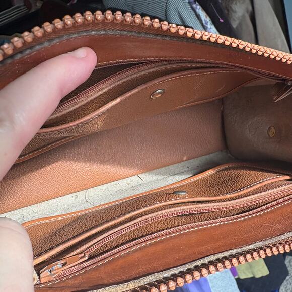 Vintage DOONEY & BOURKE Two Tone Brown Zip Medium Leather Crossbody Purse Bag - Picture 8 of 16